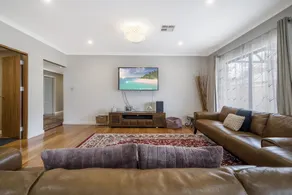 Spacious 4-Bed House with Outdoor Area - Image 2