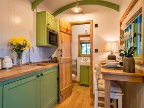 Finest Retreats - The Shepherd's Hut at Northcombe Farm - Image 3