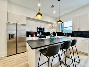 Centrally located cozy getaway near downtown - Image 4
