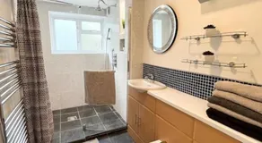 Beautiful 2 bedroom garden flat w/ free parking - Image 2