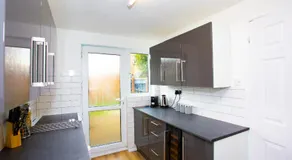 GERARD WALK - Spacious Home, High Speed Wi-Fi, Free Parking, Garden - Image 3