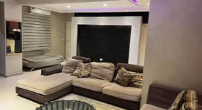 شقـة فندقيـة بحديقـة خـاصة - كـمبوند روضـة زايـد - Image 4