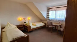 Doppelzimmer Bergblick mit 2 Einzelbetten - Pension Hauber - Image 2