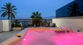 Cove Luxury Suites - Image 3