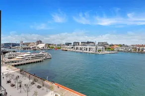 Darling Harbour Luxury Waterview 2B Apartment - Image 3