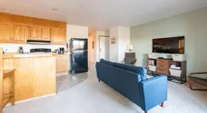 Cozy 2 bedroom condo walking distance from the beach - Image 3