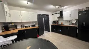 Spacious Double near Train Station - Image 3