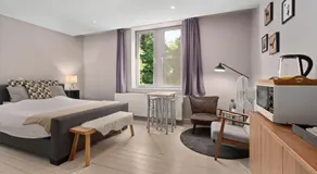 Spacious Guest Suites near Historic Market - 5 Min Walk - Image 2