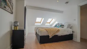 Spacious Bromley Home w Parking available and Outside Dining - Image 2