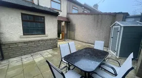 House Sleeps 9 with Garden and Parking - Image 5