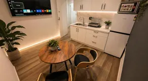 Top Rated Luxury Studio Retreat with Free Private Parking - Image 4