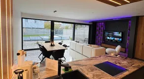 Design-Villa mit beheiztem Pool & stimmungsvoller Beleuchtung - Image 3
