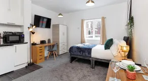 City Centre Studio 9 with Kitchenette, Free Wifi and Smart TV with Netflix by Yoko Property - Image 5