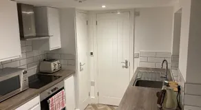 Garden Flat in City Centre with Parking - Image 5