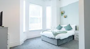 Spacious 6BR Home in Birkenhead Sleeps 12 - Image 2