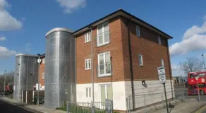 Comfy 2 bed Flat with free Parking, close to Tube - Image 5