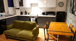 Large Central Canterbury 2 Bed Apartment Sleeps 5 with 85 inch Cinema TV - Stayspace 2 - Image 2