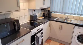 The Lawrence, Redcar - 2 Bedroom Victorian House - Free On-Street Permit Parking, Fast Wifi, Virgin TV - Perfect for Contractors, Families and Couples - Image 3