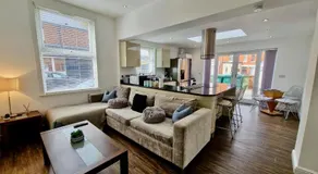 Incredible Private Rooms All with Private Bathrooms in a Fully Serviced House next to City Centre with Free Parking - Image 2
