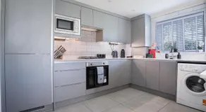 2-Bed Apartment Near Heathrow - Free Parking - Contractor & Leisure Stays - Image 4