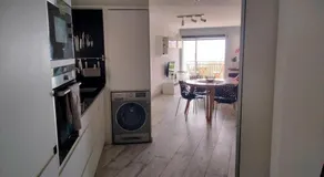 Beachfront Apartment with Sea Views & Private Parking - Image 4