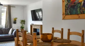 The Hideaway - Spacious 3 Bedroom Apartment - Image 2