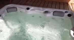 Chambre familiale avec piscine chauffée et jacuzzi - Image 5