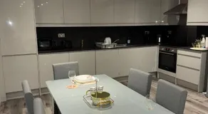 Ideal Heathrow Base 2BR 2BA Apt in Hounslow - Image 3