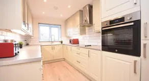 Ideal Contractor & Family Stay-Basildon Smart tv - Image 2