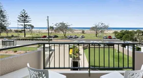 Beachfront Studio with Balcony & Stunning Views - Image 4