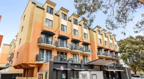 Central Escape 2 Bedroom Apartment with Courtyard - Image 4
