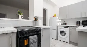 Stylish 3BD Home Contractors Long Stays Sleeps 8 WiFi Garden Parking - Image 4