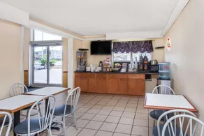 Super 8 by Wyndham Athens - Image 4