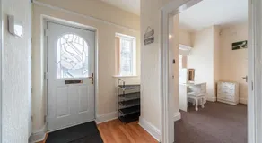 Thy Grace 3 Bedroom 2 Shower Room Central Location- Newland Ave - Image 4