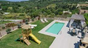Villa avec jardin, terrasse et piscine privée | Vue piscine - Image 5