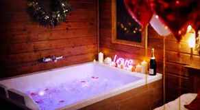 Le Chalet romantique, SPA XXL, 5 min centre ville, Écran cinéma, Lit king size, cascade d'eau - Image 5