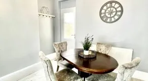 Spacious Modern Victorian House in Rochester - Image 3