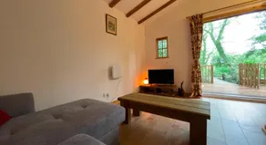 Captivating 1-Bed Cabin in Newmarket - Image 2