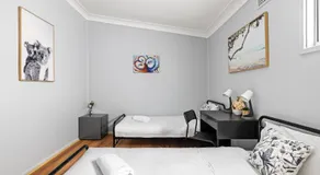 Budget Twin Room in Belmore - Convenient Stay Near Shops - Shared Bathroom - Image 2