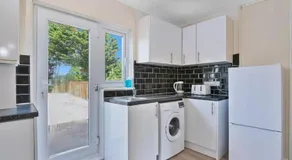 Spacious 3BR House in Enfield North London with Garden - Image 3