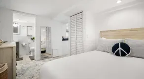 Little Hyde Out - Updated Hyde Park 1st Floor Apartment - Image 1