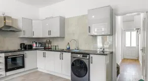 Newly renovated 2 Ensuite bedroom house in bury, 5 people - Image 4