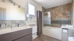 GuestHouse La Costière - logements indépendants - espace piscine jacuzzi - Image 2