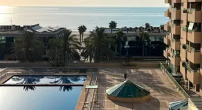 Stylish well-connected beachfront flat - Image 2