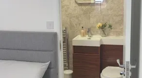 Flat 2 - Entire Modern Two Bedrooms home with en-suite & free parking close to QMC, City centre and Notts uni - Self check in - Image 5