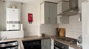 Cosy 2-Bed Home - Central Location Near Town & Train Station - Image 3