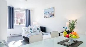 Monmouth House Aylesbury Premier Quality Accommodation For Larger Families Contractors And Professionals Sleeps Up to 6 Guests - Image 2