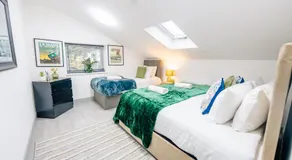 3 Bedrooms Luxury Apartment with Free Street Parking and Fast WiFi - Image 2