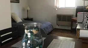 Cheerful 2-Bedroom Cottage Near Eagle Lake - Image 2
