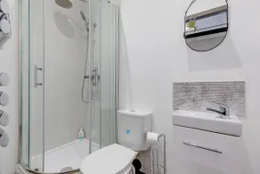 Silver Stag Properties, Large 5 Bedroom property with 5 Bathrooms - Image 4